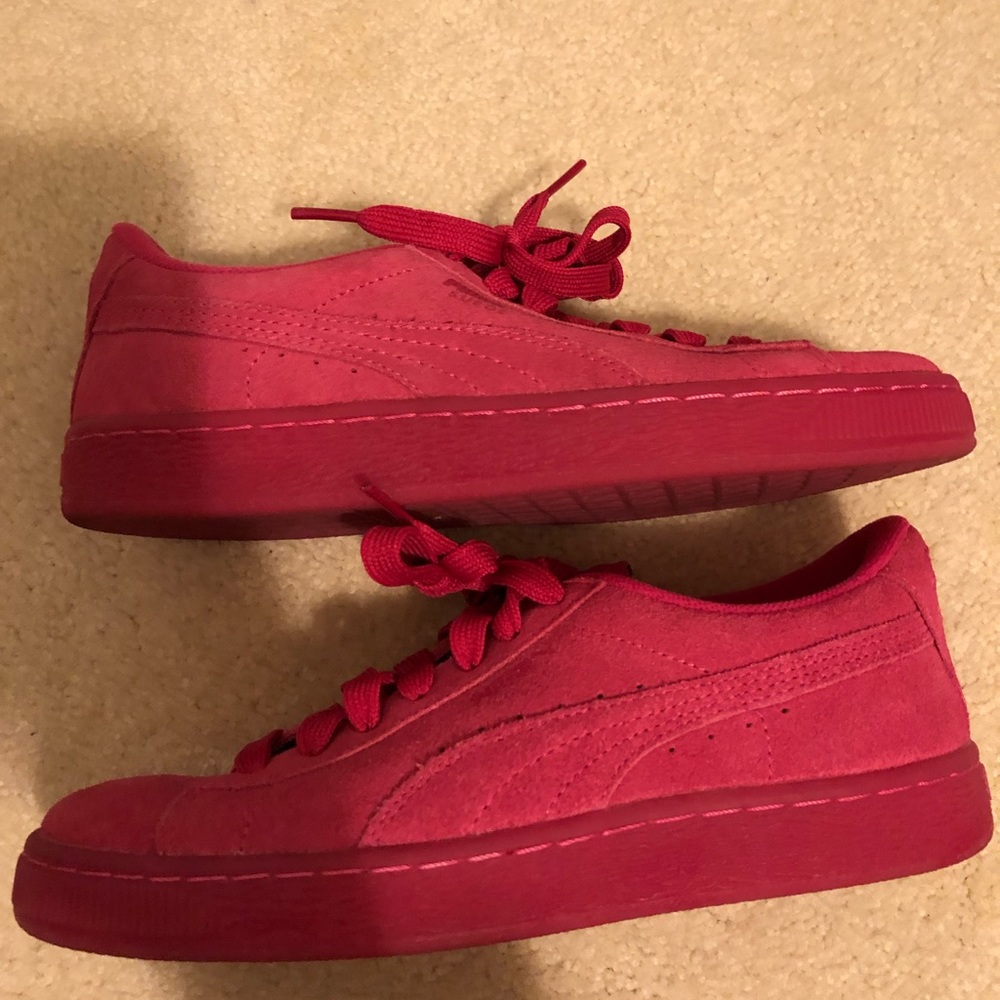 Pink suede pumas new !